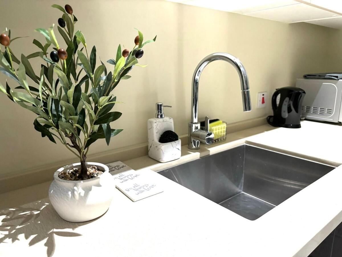 קינגסטון One Bedroom City Apartment With Pool מראה חיצוני תמונה